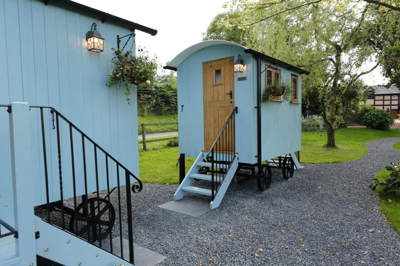 Upper Gelli Luxury Holiday Lodge, Converted Dairy & Cosy Shepherds Huts Welshpool Buitenkant foto