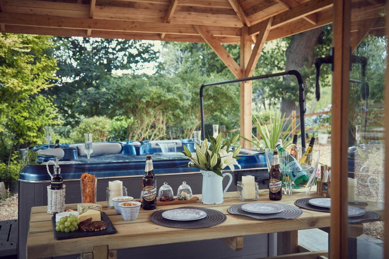 Upper Gelli Luxury Holiday Lodge, Converted Dairy & Cosy Shepherds Huts Welshpool Buitenkant foto