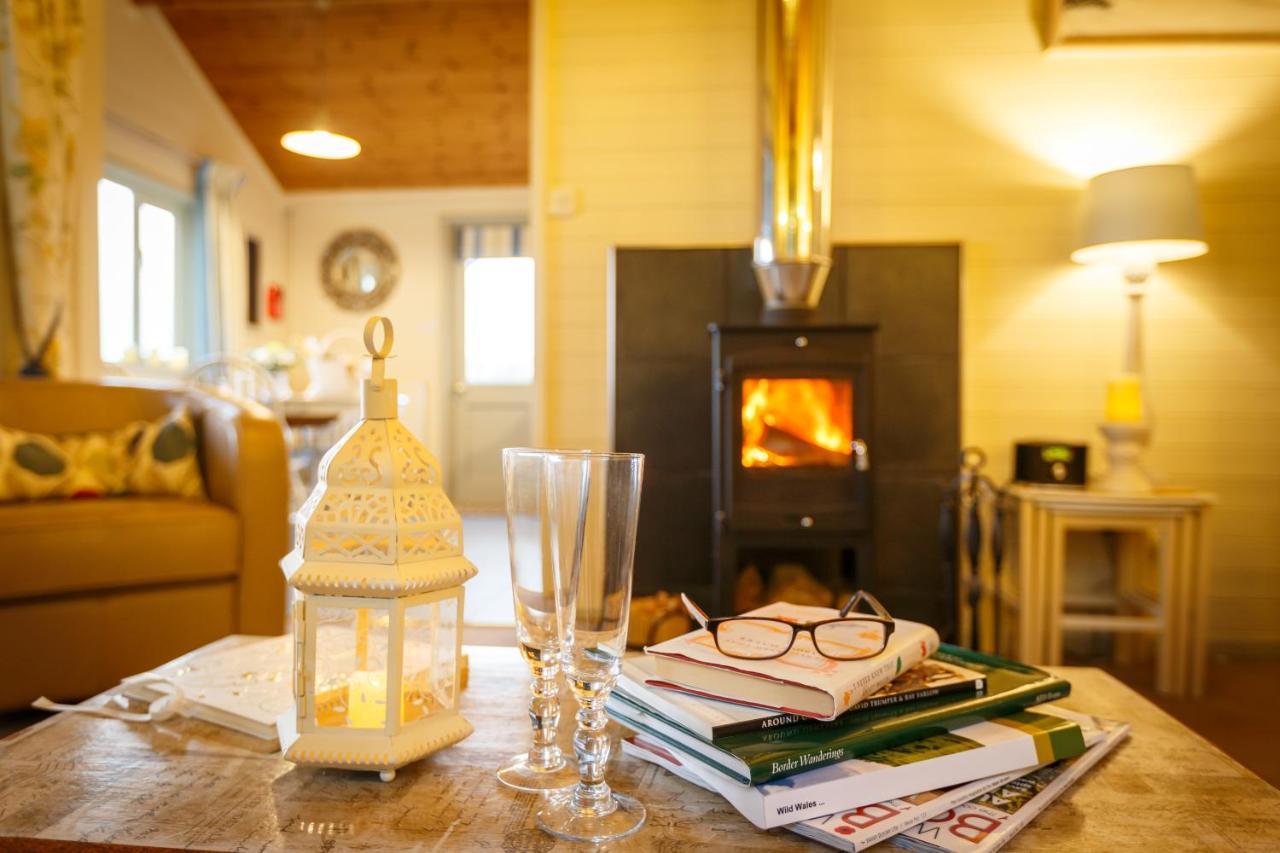 Upper Gelli Luxury Holiday Lodge, Converted Dairy & Cosy Shepherds Huts Welshpool Buitenkant foto