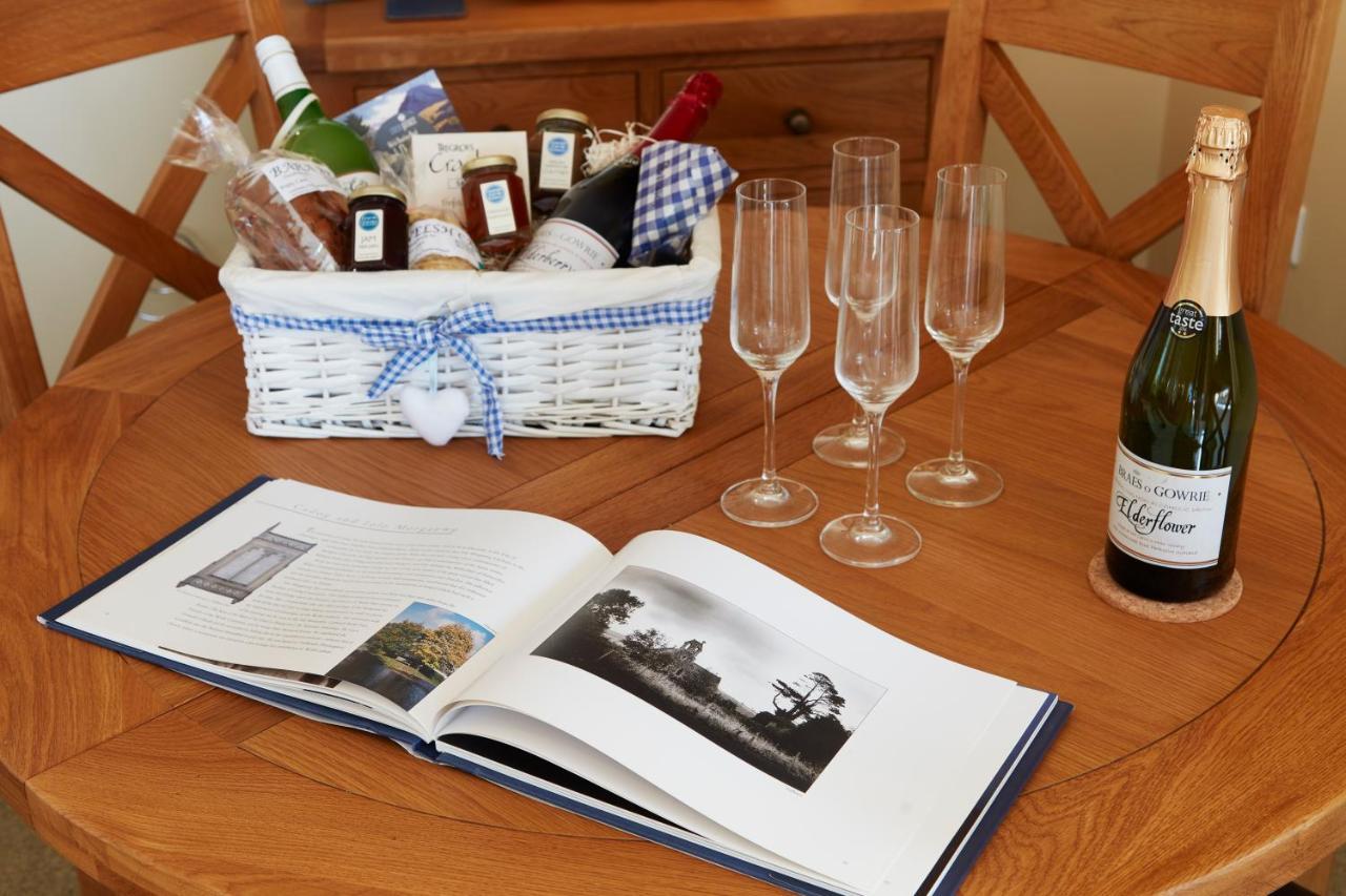 Upper Gelli Luxury Holiday Lodge, Converted Dairy & Cosy Shepherds Huts Welshpool Buitenkant foto